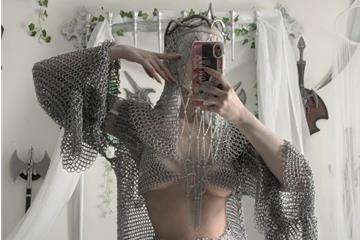 甲胄上身又美又飒 国外美女化身白毛精灵