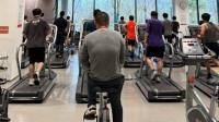 阿里园区健身房爆满，员工拄着拐杖坚持上肢锻炼