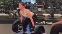 美末艾比演员增肌计划，健身房内疯狂撸铁